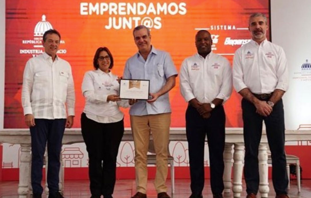 Graduación Emprendamos Juntos con Coca-Cola / ADOPEM